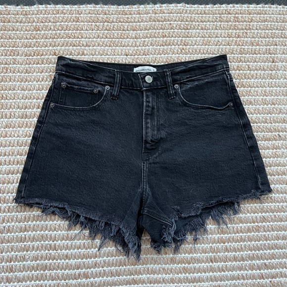 Abercrombie & Fitch 90s Relaxed Cutoff Short High Rise - Black Jean Shorts - Picture 1 of 5